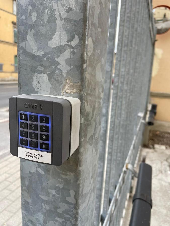 Отель La Finestra Sul Viale Пиза Экстерьер фото